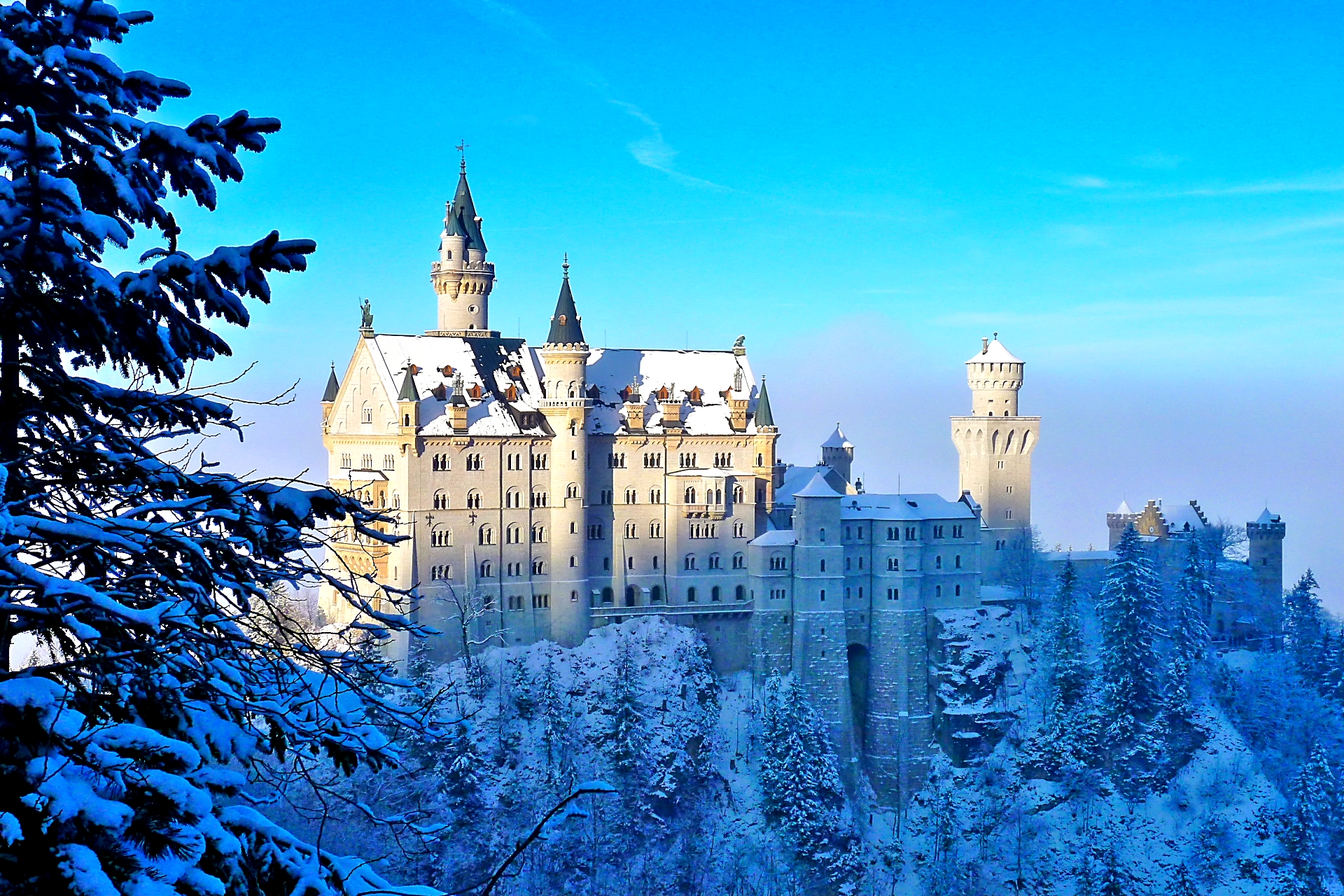 Обои на стол замки. Замок Нойшванштайн. Замок Нойшванштайн Германия зима. Замок Нойшванштайн Германия 1920 1080. Замок Нойшванштайн Бавария Германия зимой.