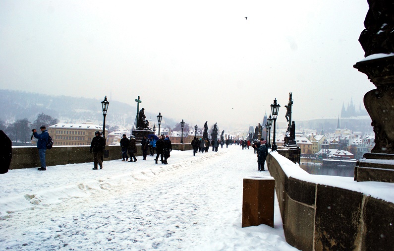 Карлов мост в бяло - прага през зимата