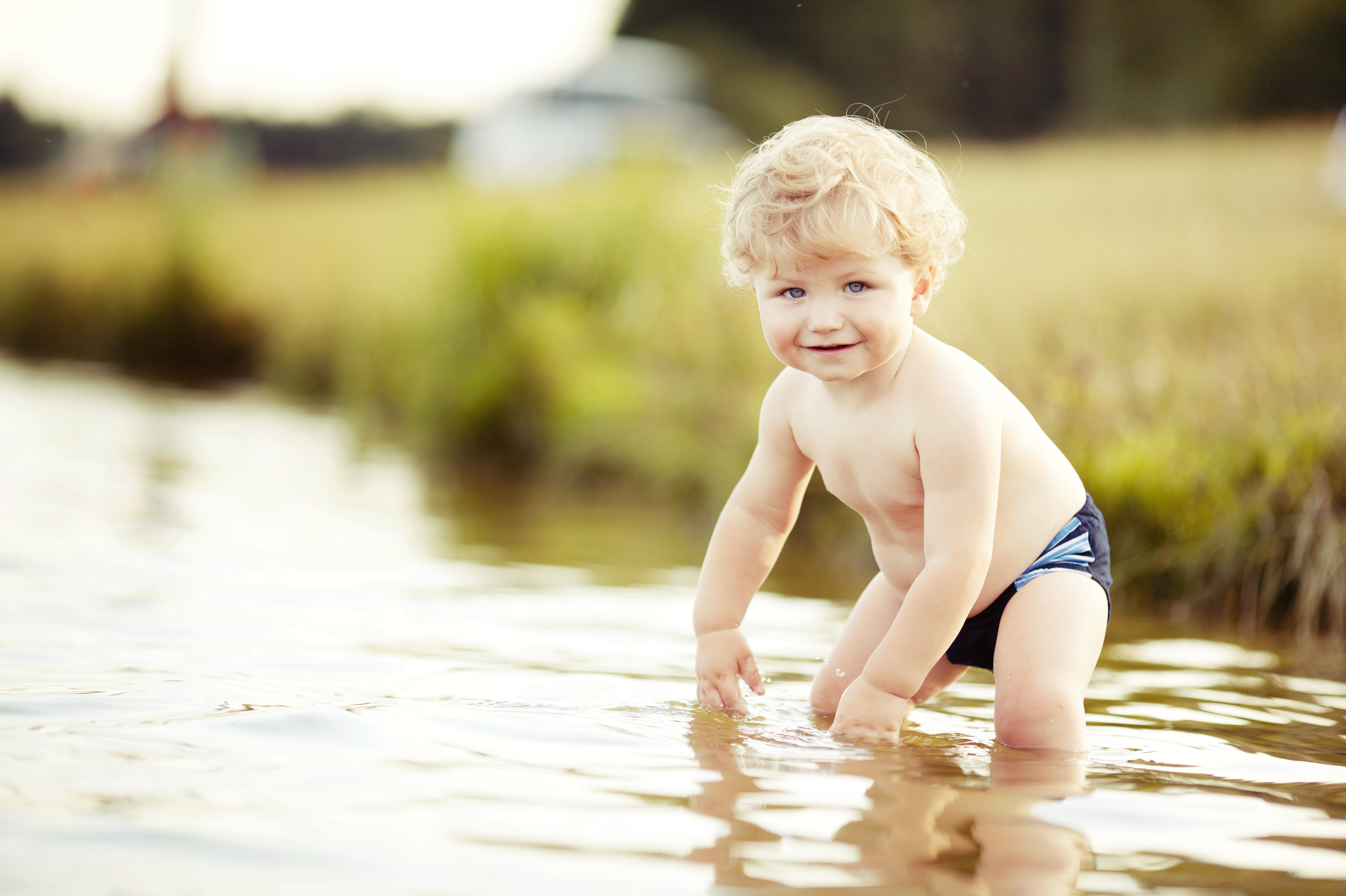 Дети купаются в озере. Река для детей. Дети река лето. Дети на озере. Дети воды.